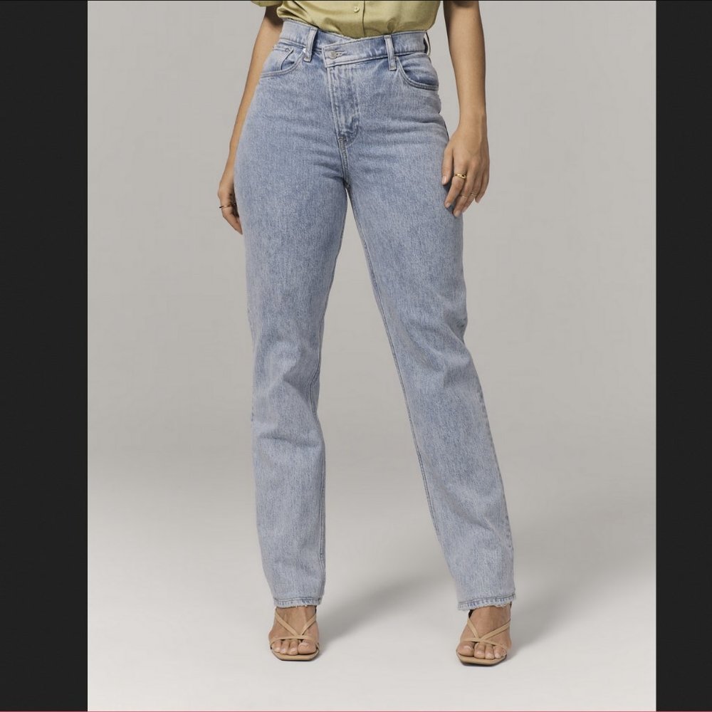 Abercrombie & Fitch 90s Straight Ultra High-Rise "Curve Love" Jeans